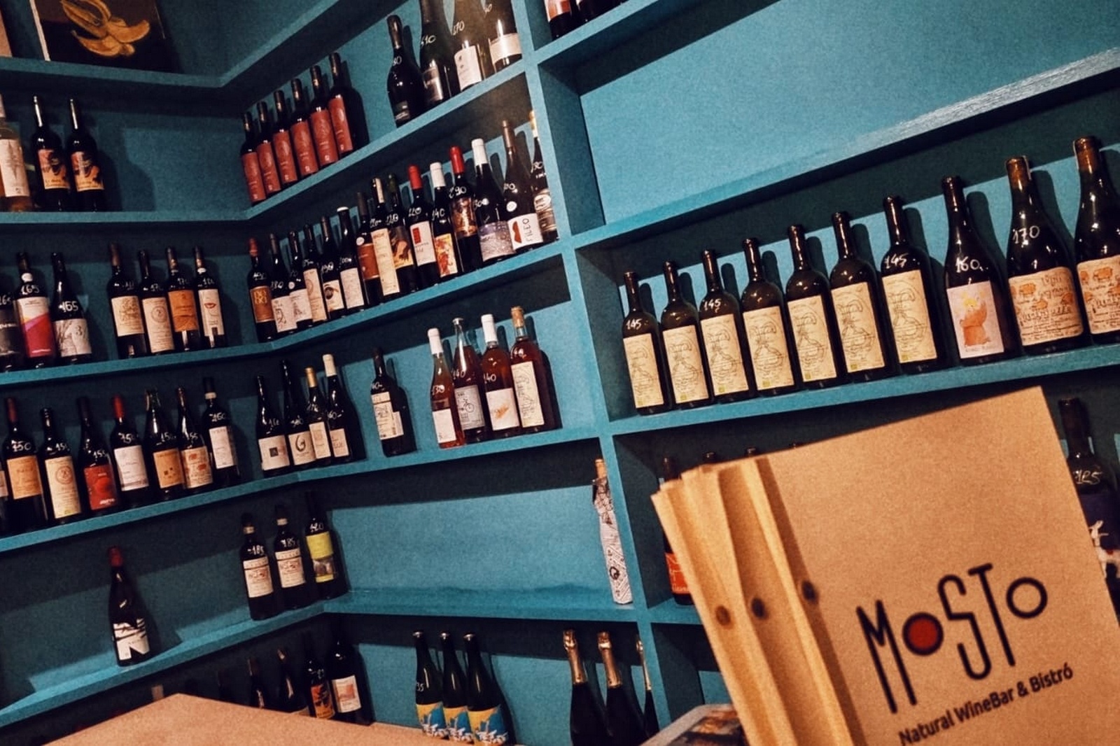 Read more about the article Mosto, un wine bar revoluționar: povestea vinurilor naturale